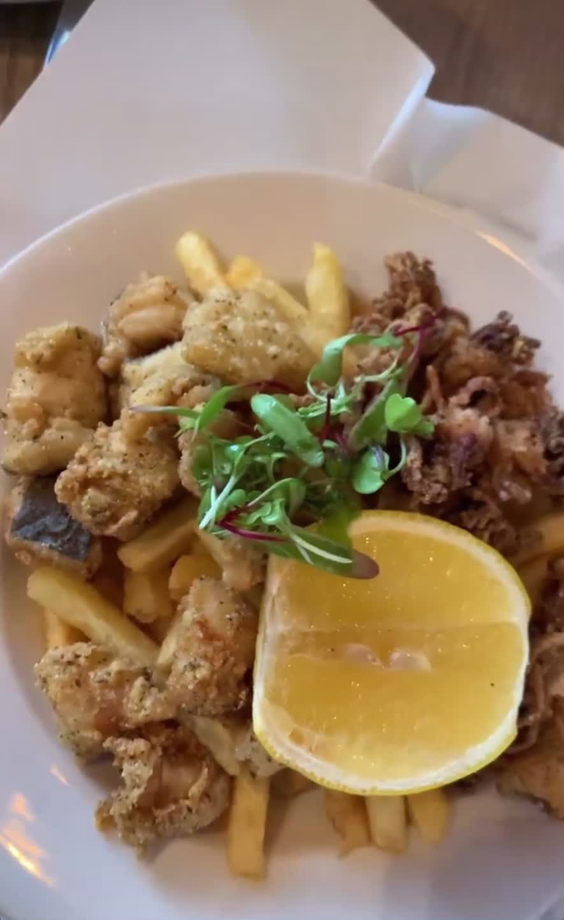 Parrots Restaurant & Café