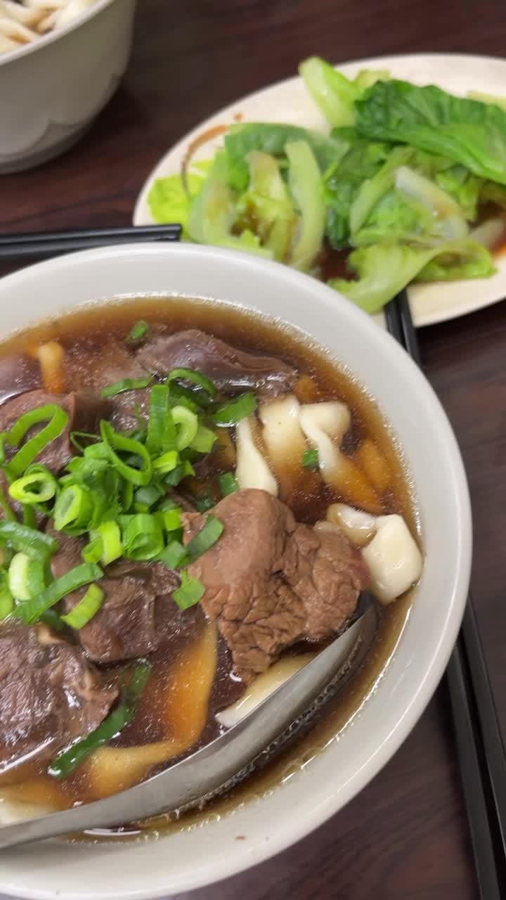 Video review of Fuhong Beef Noodles (富宏牛肉麵)