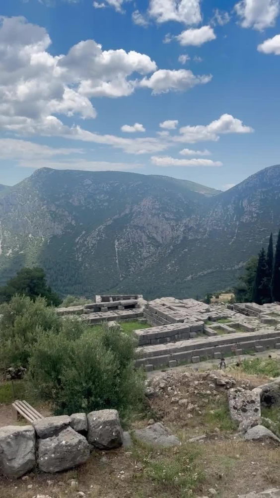 Εν Δελφοίς (In Delphi)