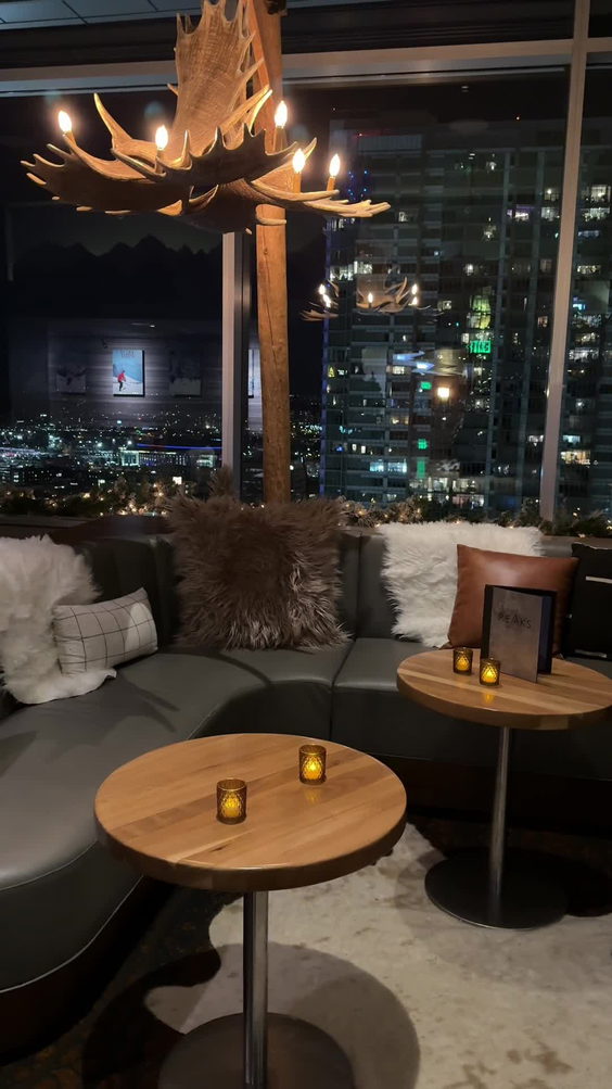 Peaks Lounge