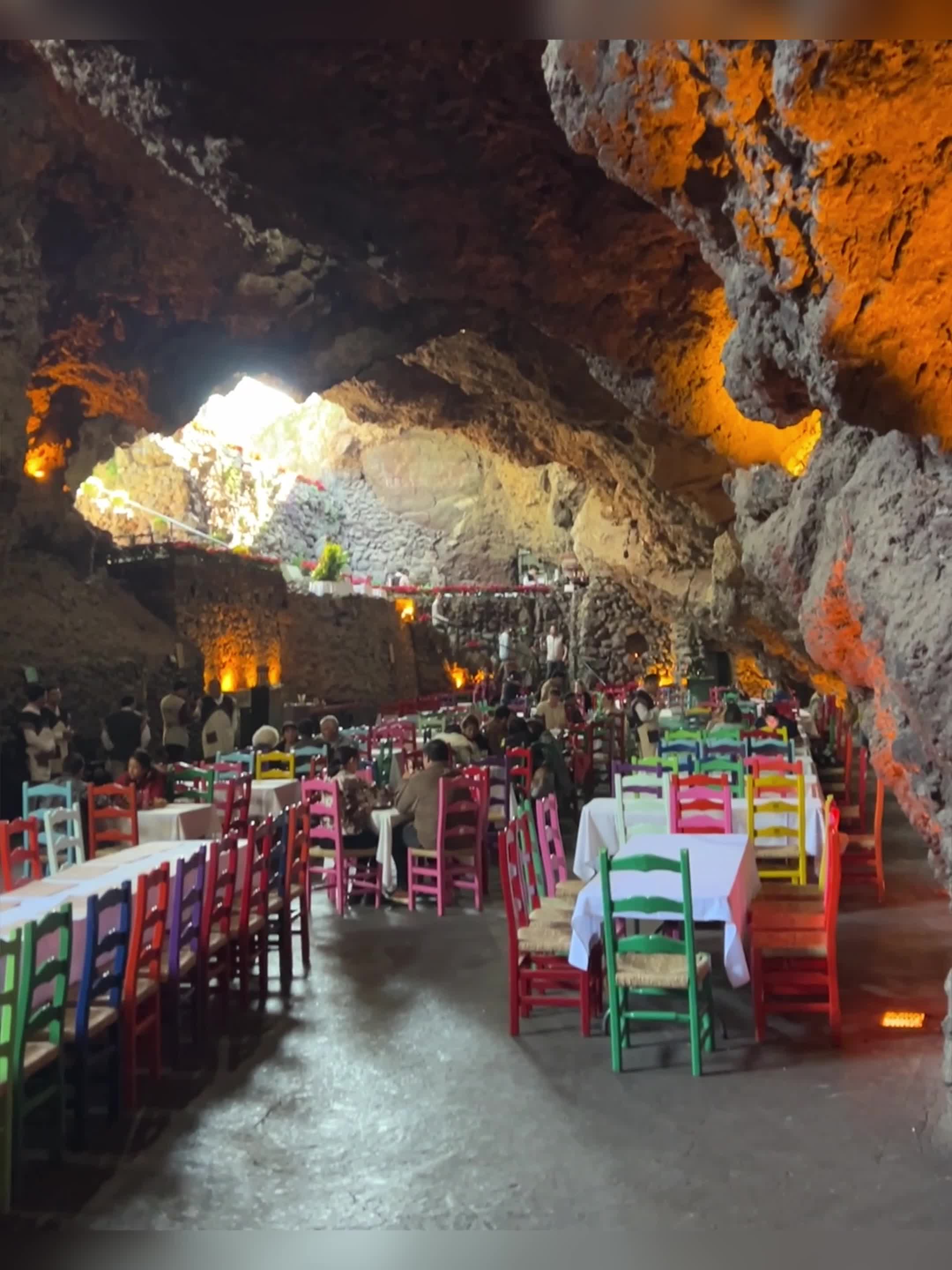 Video review of La Gruta Teotihuacan