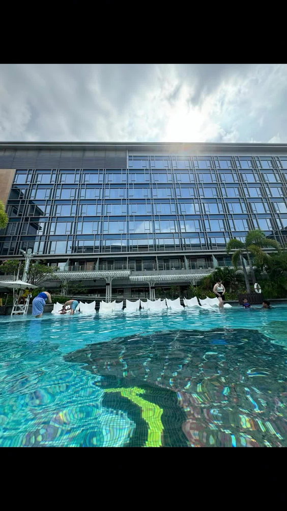 Hilton Manila Swimming Pool
