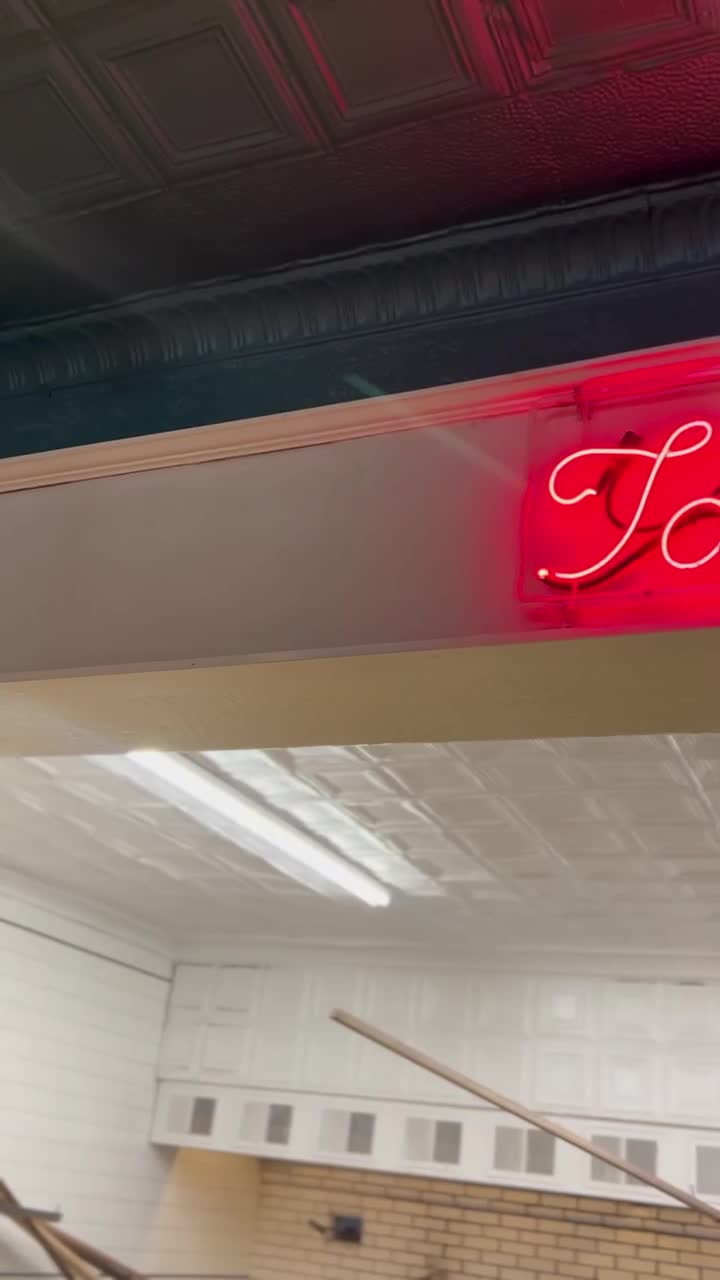 Video review of Frank Pepe Pizzeria Napoletana