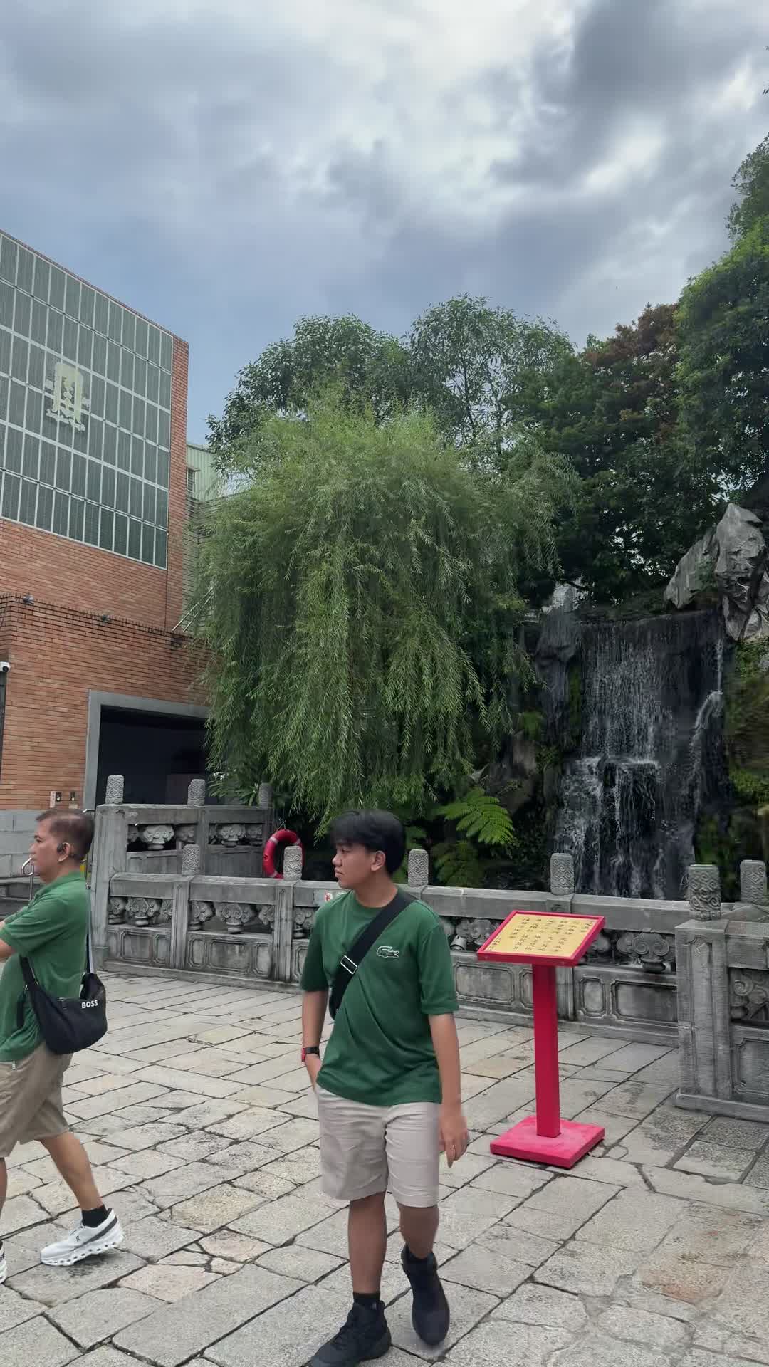 Video review of 艋舺龍山寺 Longshan Temple