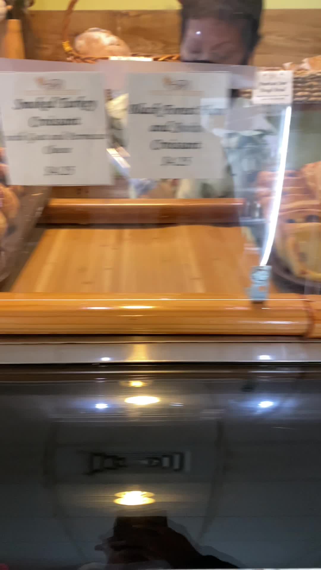 Video review of Fendu Boulangerie