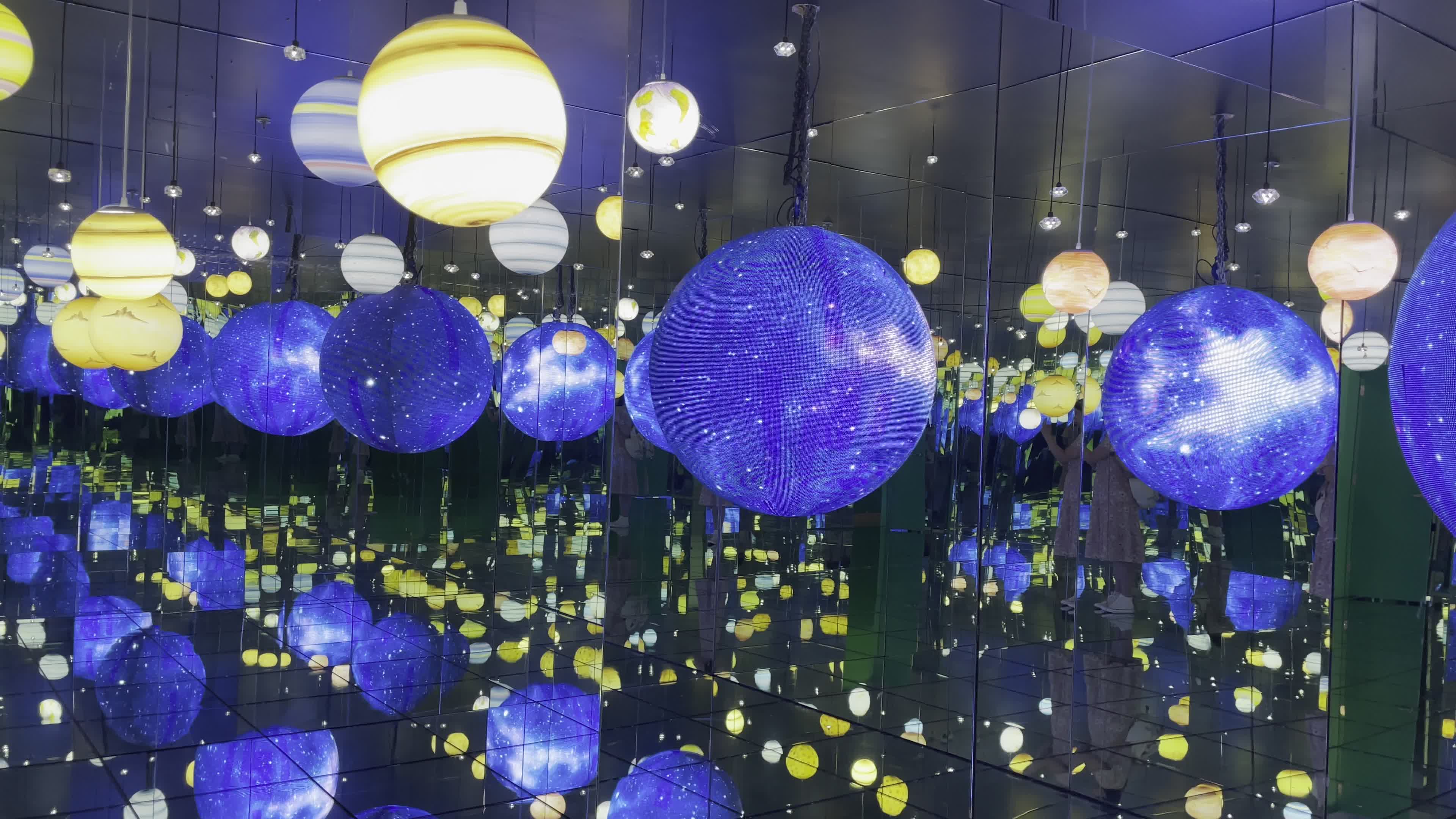 Moon&Back Gallery
