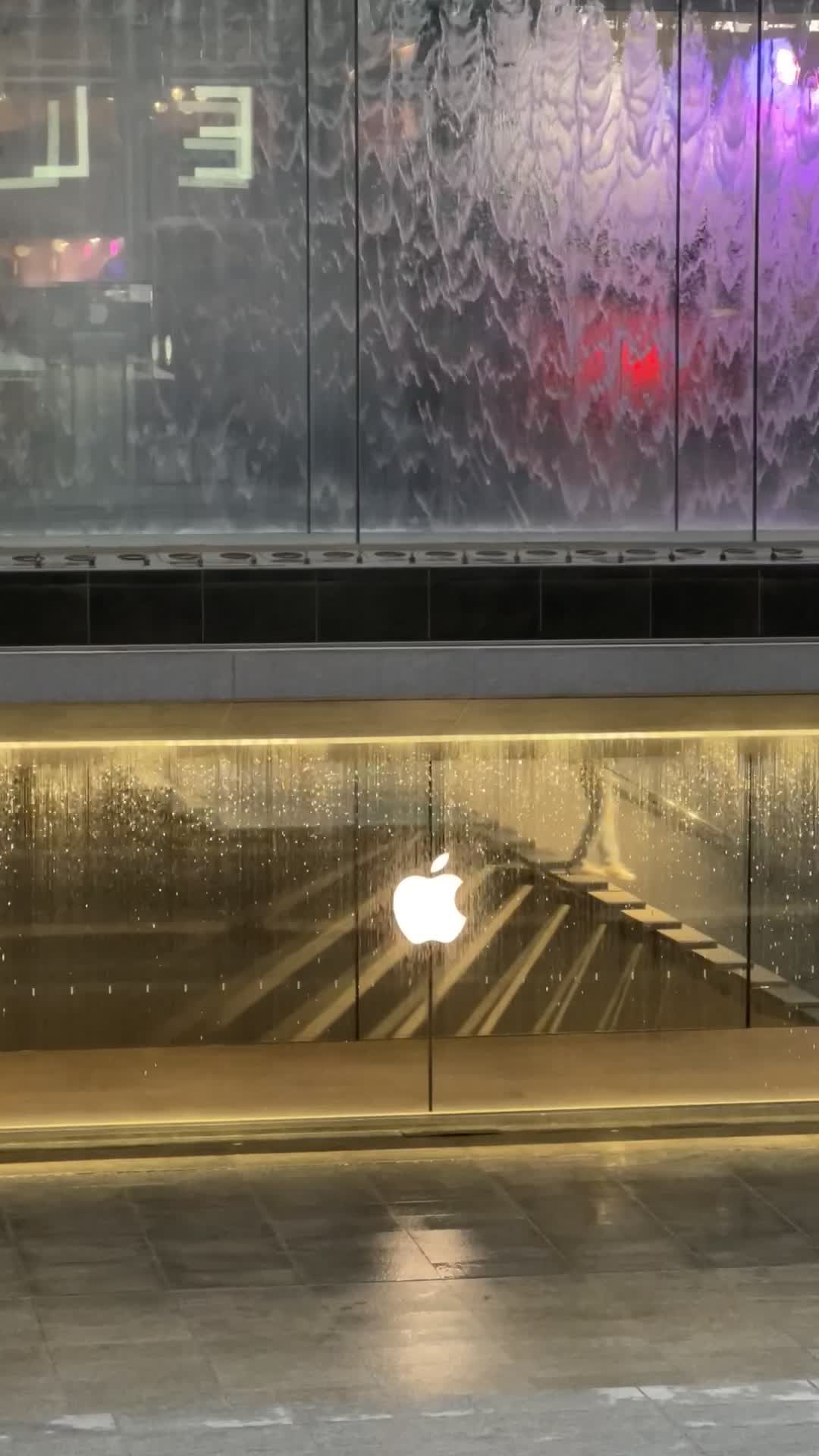 Apple Piazza Liberty