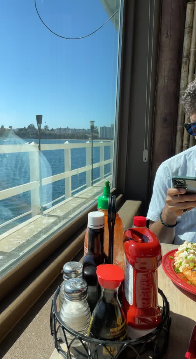 Makai Island Kitchen & Groggery