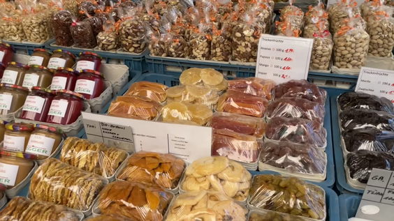 Organic farmers' market Kajetanerplatz