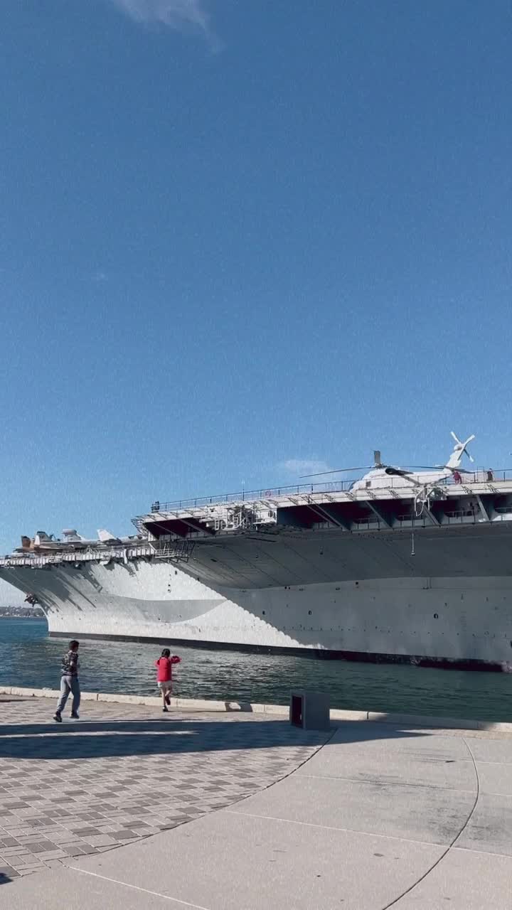 Unconditional Surrender - Kissing Statue