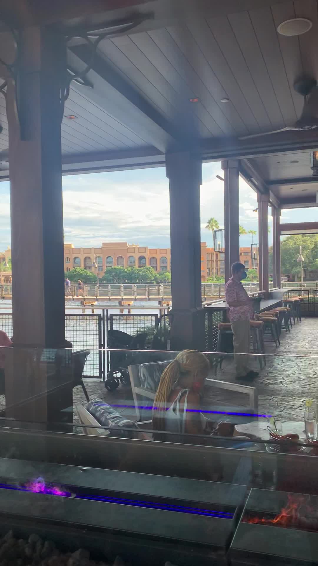 Three Bridges Bar and Grill at Villa del Lago