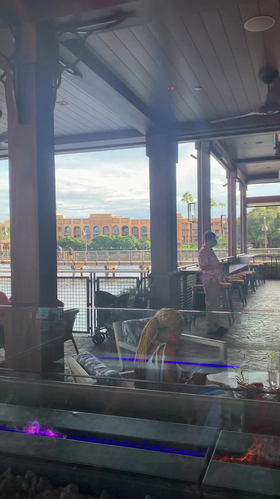 Three Bridges Bar and Grill at Villa del Lago