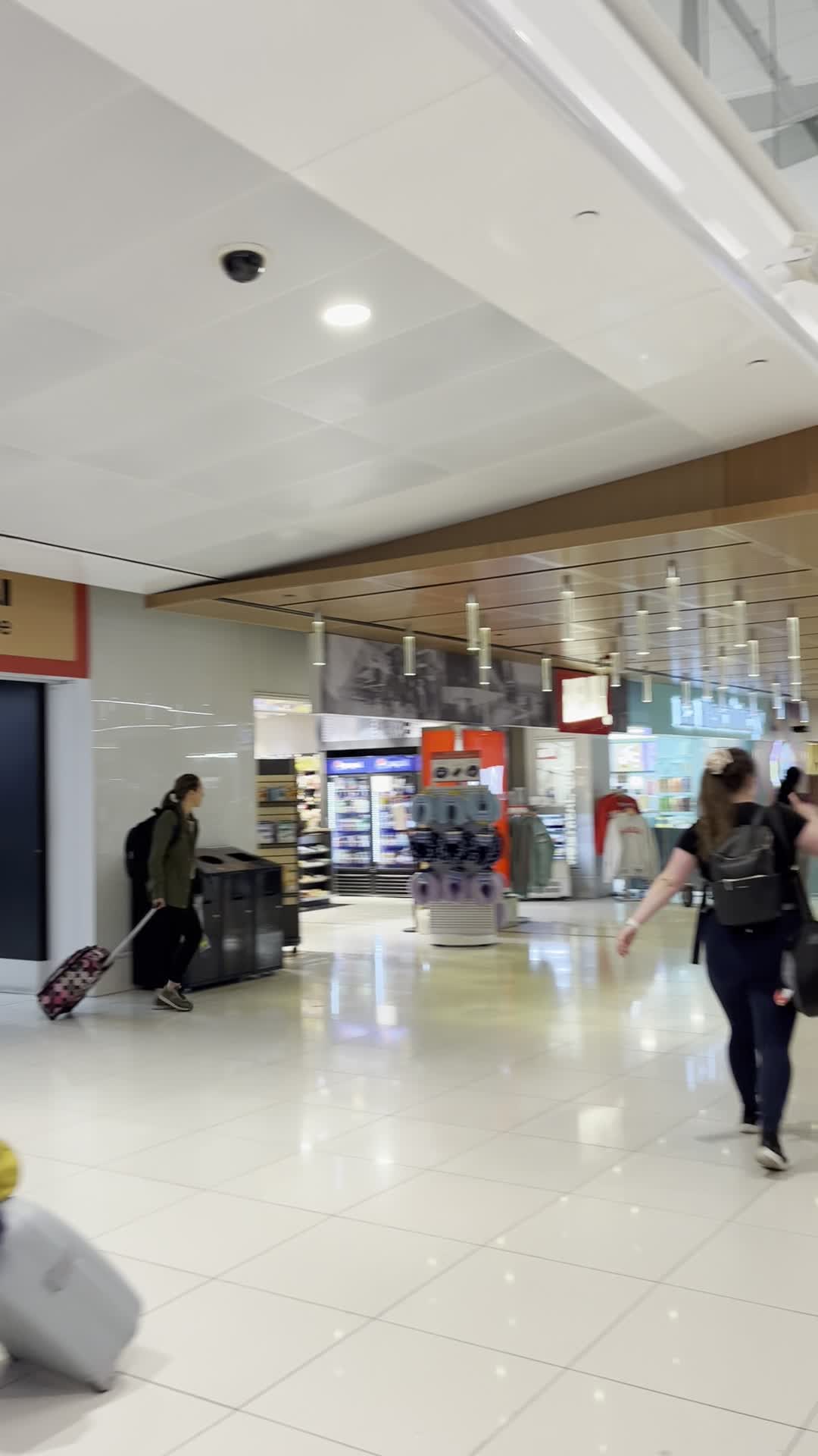 Montréal-Pierre Elliott Trudeau International Airport (Aéroport international Pierre-Elliott-Trudeau de Montréal)
