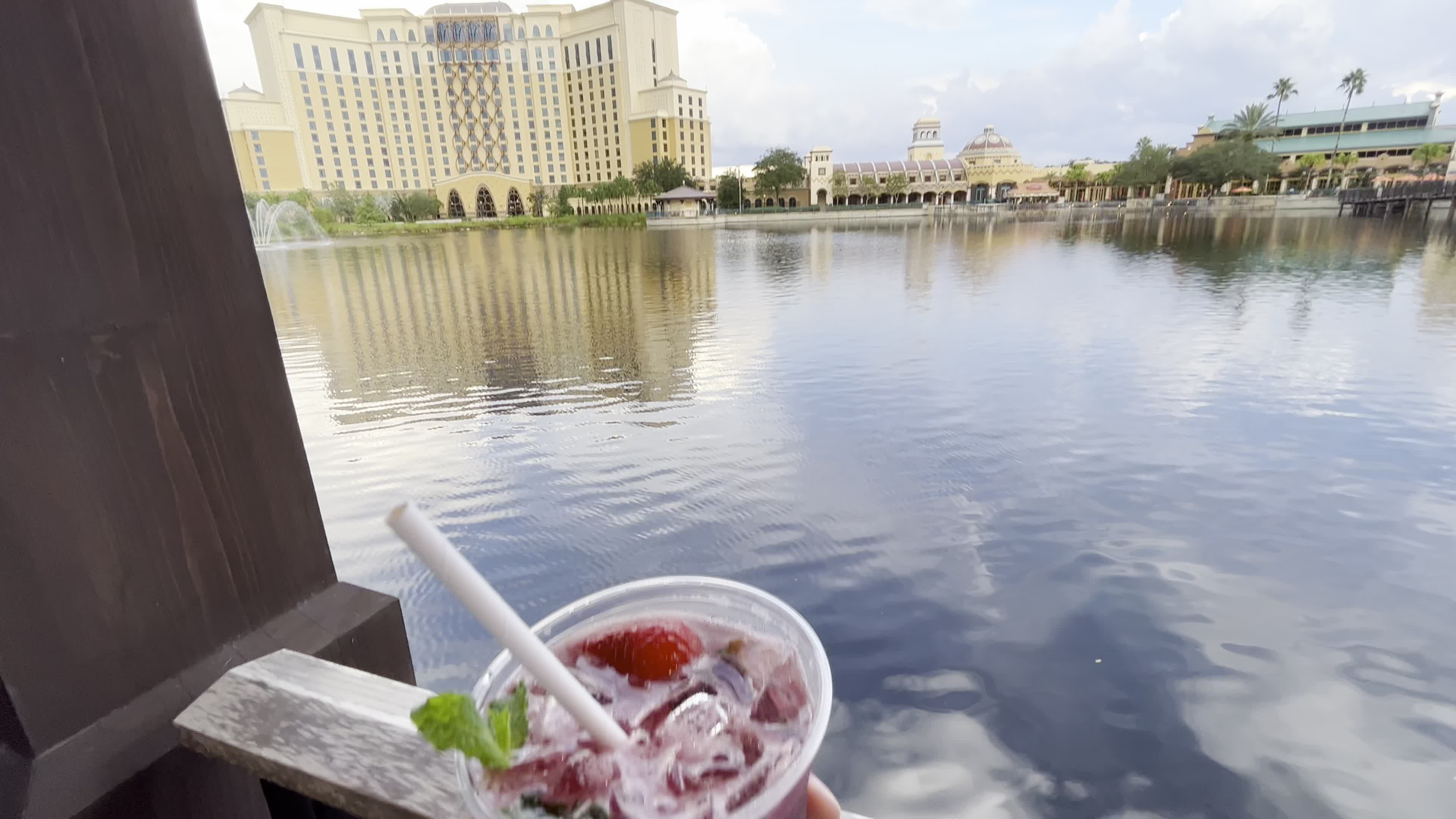 Three Bridges Bar and Grill at Villa del Lago