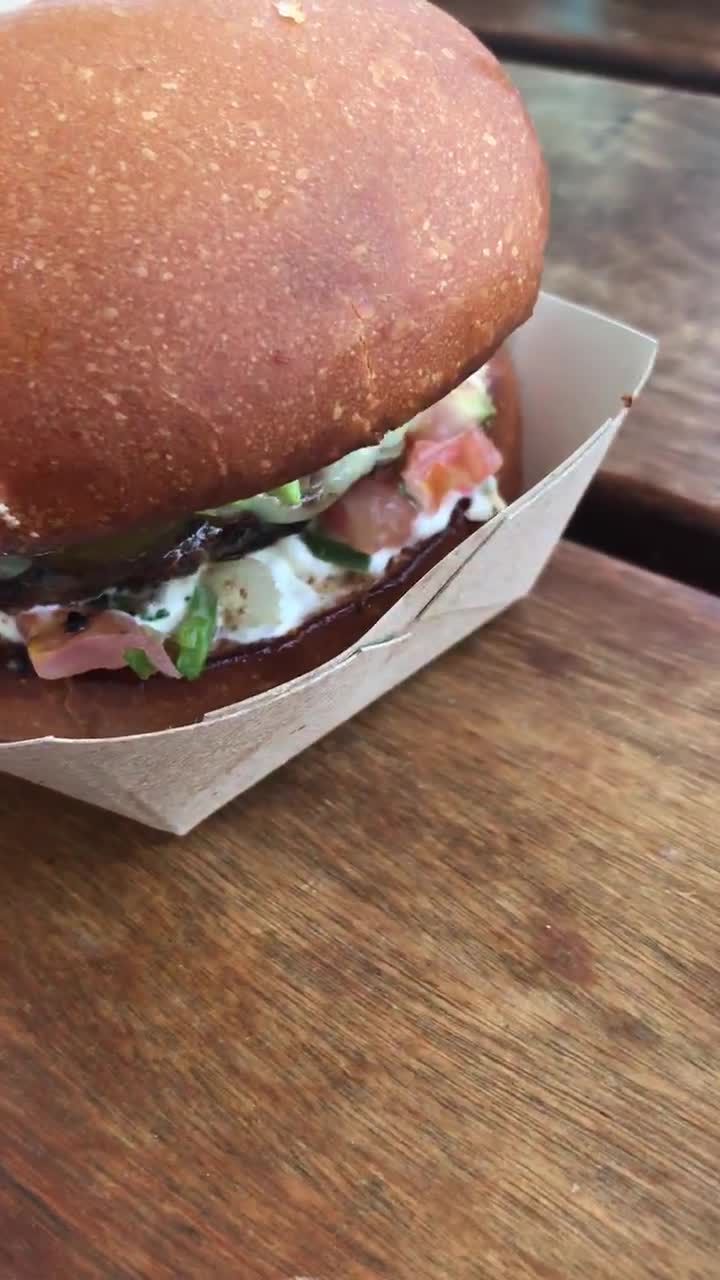 Video review of Gott's Roadside