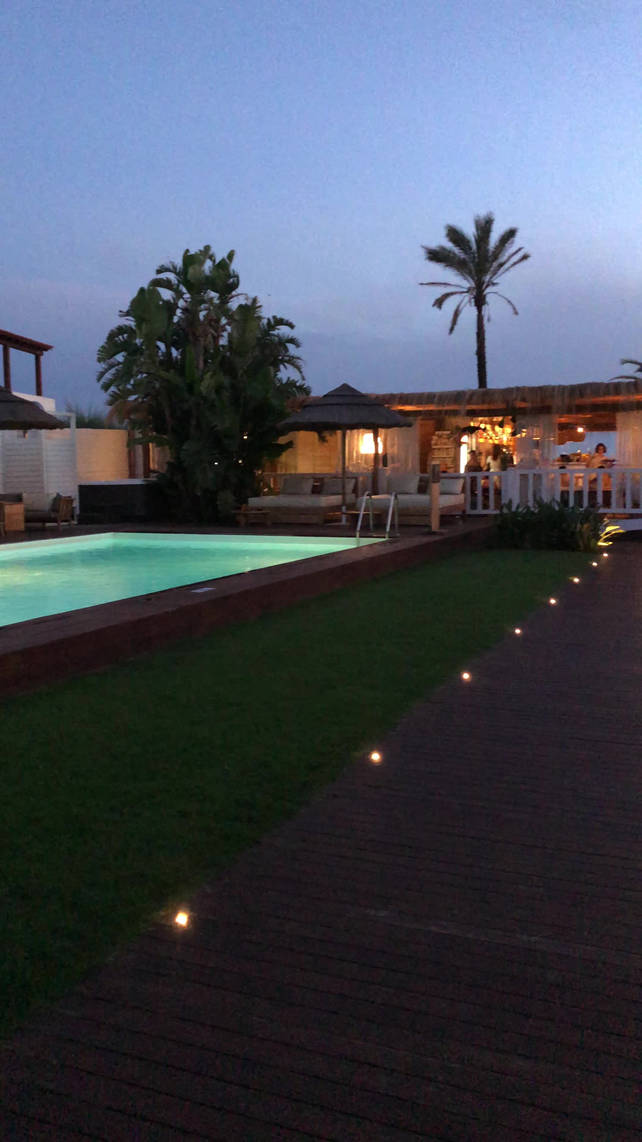 Cumeja - Beach Club & Hotel