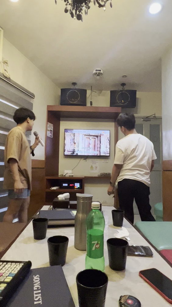 K-pop friends KTV