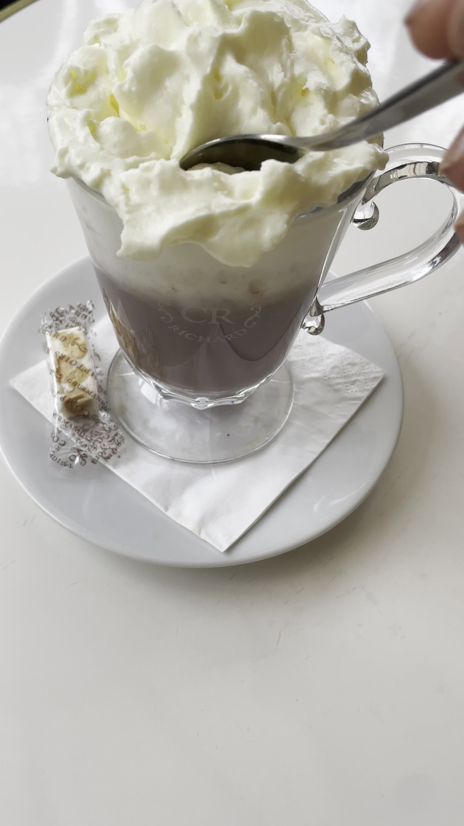 Video review of Café du Trocadéro