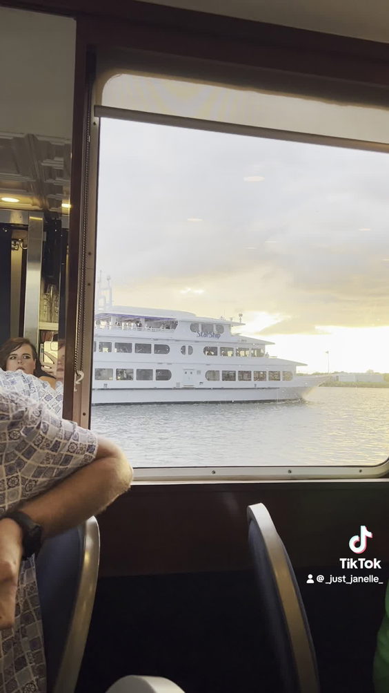 Yacht StarShip Dining Cruises