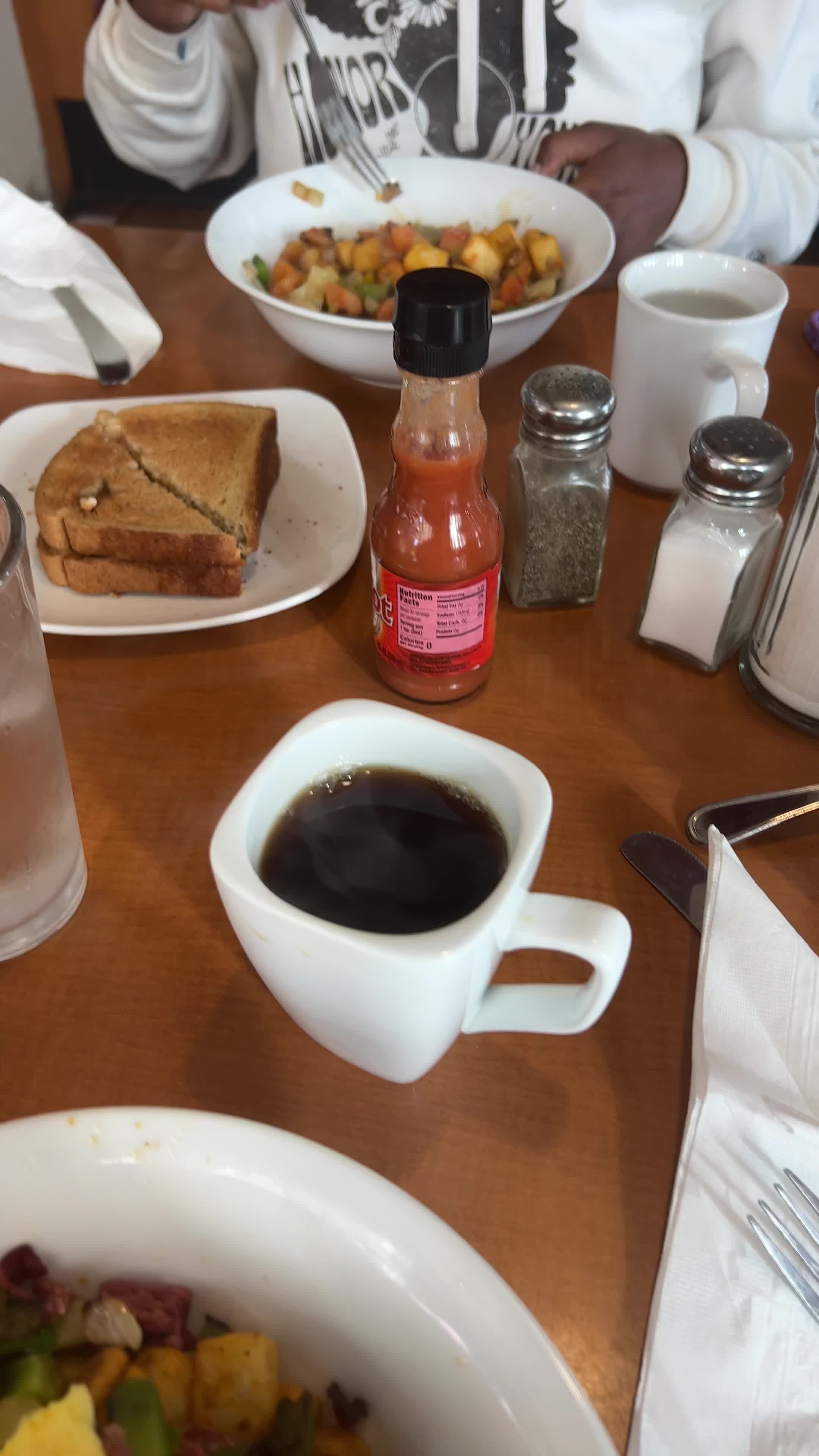 2 Roses Family Restaurant